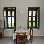 Alexander House 2 * ليونِذيو