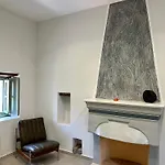 Alexander House 2 * ليونِذيو