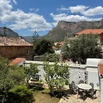 Alexander House 2 *